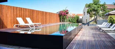 Piscina all'aperto, lettini