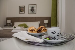 Double Room, Balcony | In-room safe, individually decorated, individually furnished, desk - La Civita B&B (Gravina in Puglia)