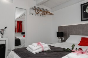 Superior Double Room | In-room safe, individually decorated, individually furnished, desk - La Civita B&B (Gravina in Puglia)