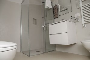 Economy-Doppelzimmer | Dusche im Bad