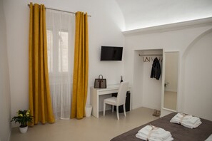 Quadruple Room, Private Bathroom | In-room safe, individually decorated, individually furnished, desk - La Civita B&B (Gravina in Puglia)