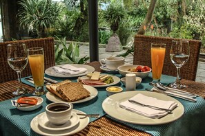 Free daily buffet breakfast