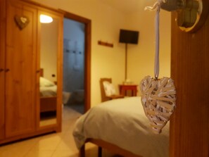 1 개의 침실, 오리/거위털 이불, 책상, 암막 커튼