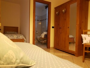 1 bedroom, down duvets, desk, blackout curtains