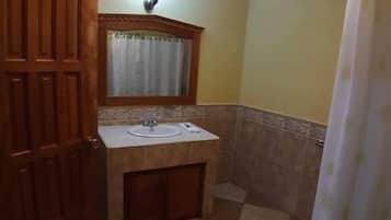 Een douche, handdoeken