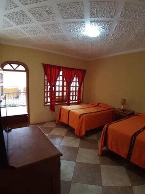 獨特裝潢、布置獨特、筆電工作空間、熨斗/熨衣板