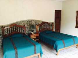 Espacio para trabajar con un portátil y tabla de planchar con plancha