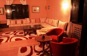 Vila luxo, piscina particular | Área de estar | TV de tela plana, lareira