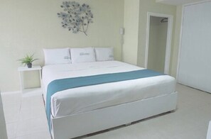 Individually decorated, desk, blackout curtains, iron/ironing board - Hotel Frontera Baja (Mexicali)