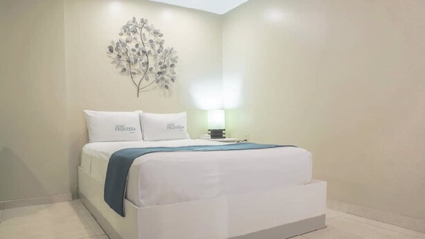 Desk, blackout drapes, iron/ironing board (on request) - Hotel Frontera Baja (Mexicali)