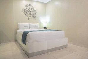 Desk, blackout drapes, iron/ironing board (on request) - Hotel Frontera Baja (Mexicali)