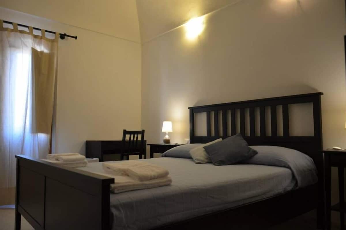 1 bedroom, desk, free WiFi, bed sheets