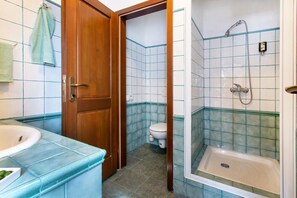 Doppelzimmer (Persimmon) | Badezimmer | Kostenlose Toilettenartikel, Haartrockner, Bademäntel, Bidet