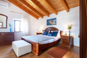 Apartment, 3 Schlafzimmer (Piran) | Schreibtisch, schallisolierte Zimmer, Bügeleisen/Bügelbrett