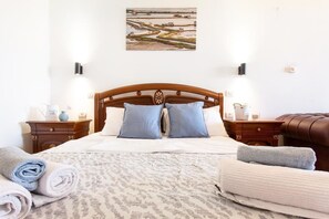 Habitación doble, balcón (Truffle) | Escritorio, insonorización, tabla de planchar con plancha y wifi gratis