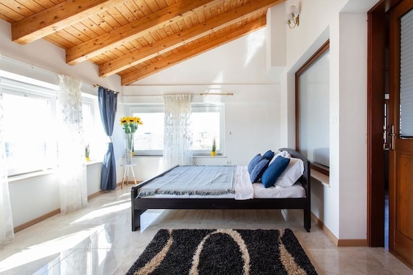 Apartment, 3 Schlafzimmer (Piran) | Schreibtisch, schallisolierte Zimmer, Bügeleisen/Bügelbrett