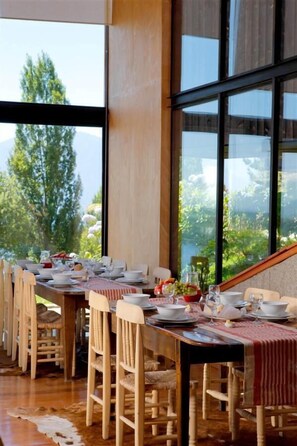 Frühstück, Mittagessen, Abendessen, lokale und internationale Küche