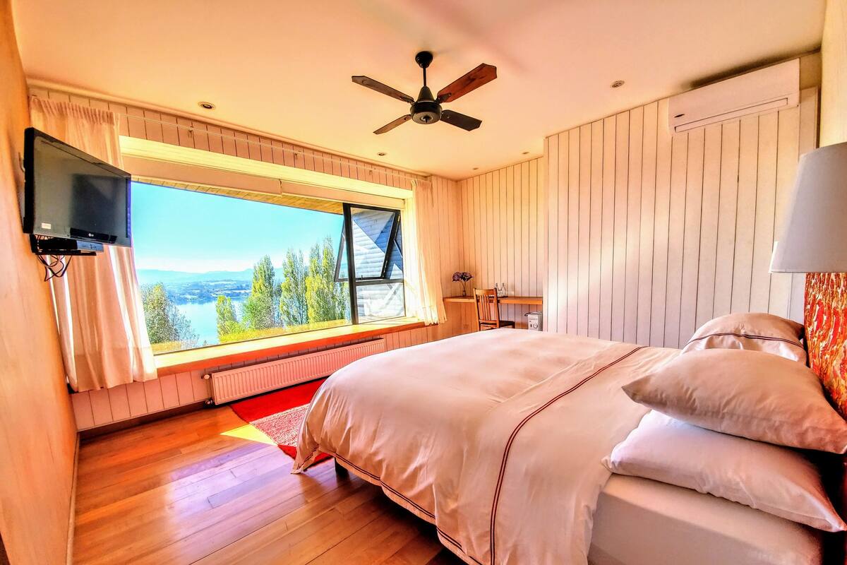Panoramic Suite, Lake View | 1 bedroom, Egyptian cotton sheets, premium bedding, pillowtop beds