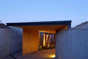 Fassade der Unterkunft – Abend/Nacht