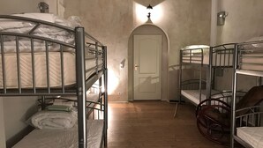 Free WiFi, individually decorated, individually furnished - Minihostel 12Monkeys KuDamm (Berlin)