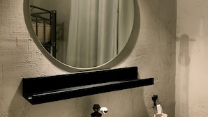Shower, rainfall showerhead, hair dryer, towels - Minihostel 12Monkeys KuDamm (Berlin)