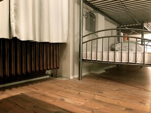 Individually decorated, individually furnished, free WiFi - Minihostel 12Monkeys KuDamm (Berlin)