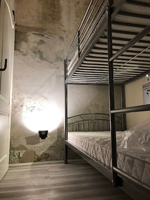 Individually decorated, individually furnished, free WiFi - Minihostel 12Monkeys KuDamm (Berlin)