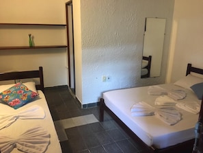 Quarto casal conforto, 1 cama de casal, vista para o jardim | Frigobar, Wi-Fi de cortesia, roupa de cama