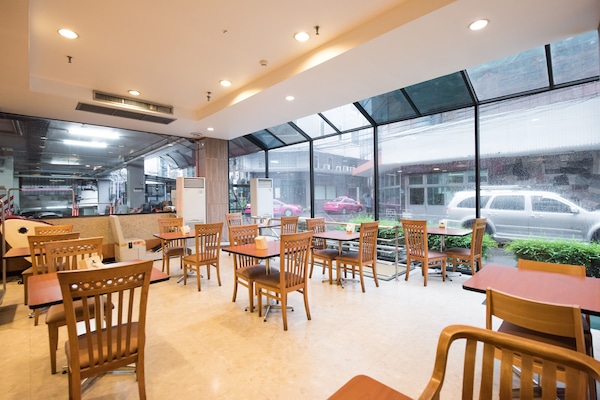 Petit déjeuner et déjeuner servis sur place, spécialités Cuisine locale