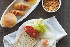 Daily buffet breakfast for a fee - Bangkok City Suite (Bangkok)