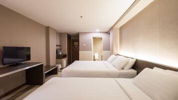Family Room | In-room safe, desk, free WiFi, wheelchair access