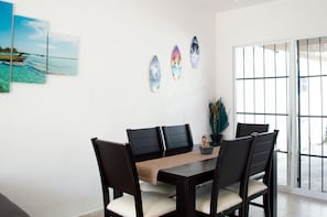 Maison familiale, 2 lits doubles | Repas dans la chambre