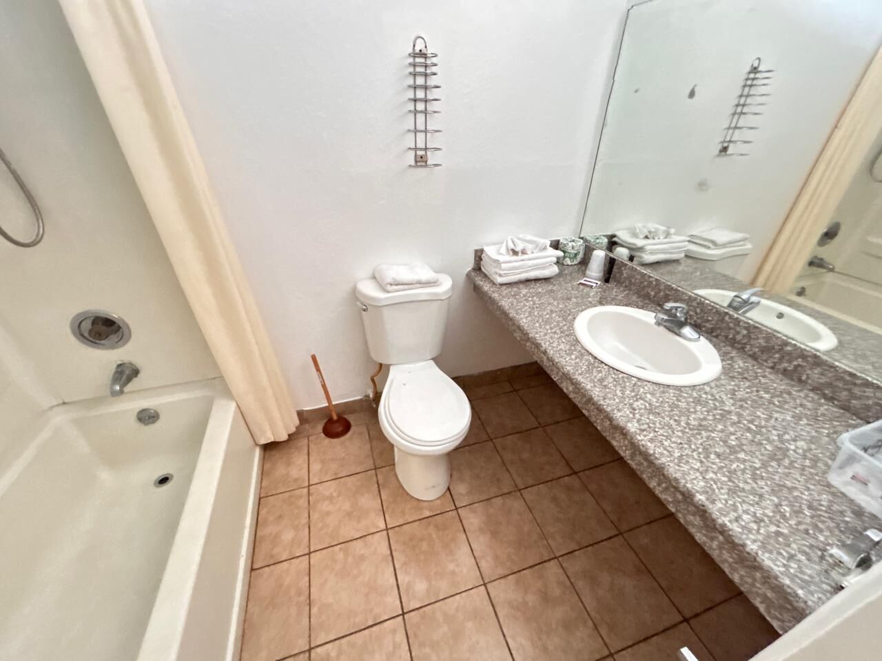 Room, 1 Queen Bed, Non Smoking | Bathroom | Free toiletries, towels