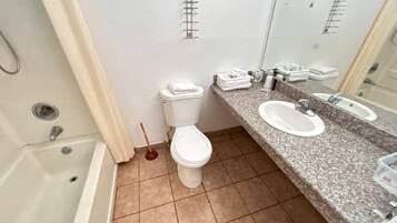 Room, 1 Queen Bed, Non Smoking | Bathroom | Free toiletries, towels