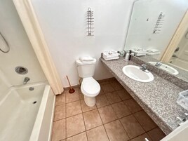 Quarto, 1 cama Queen, para não fumantes | Banheiro | Produtos de toalete grátis, toalhas de banho