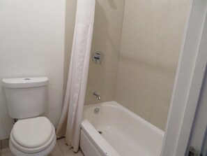 Bathroom - Carquinez Inn Vallejo I 80 Near Napa Valley (Vallejo)