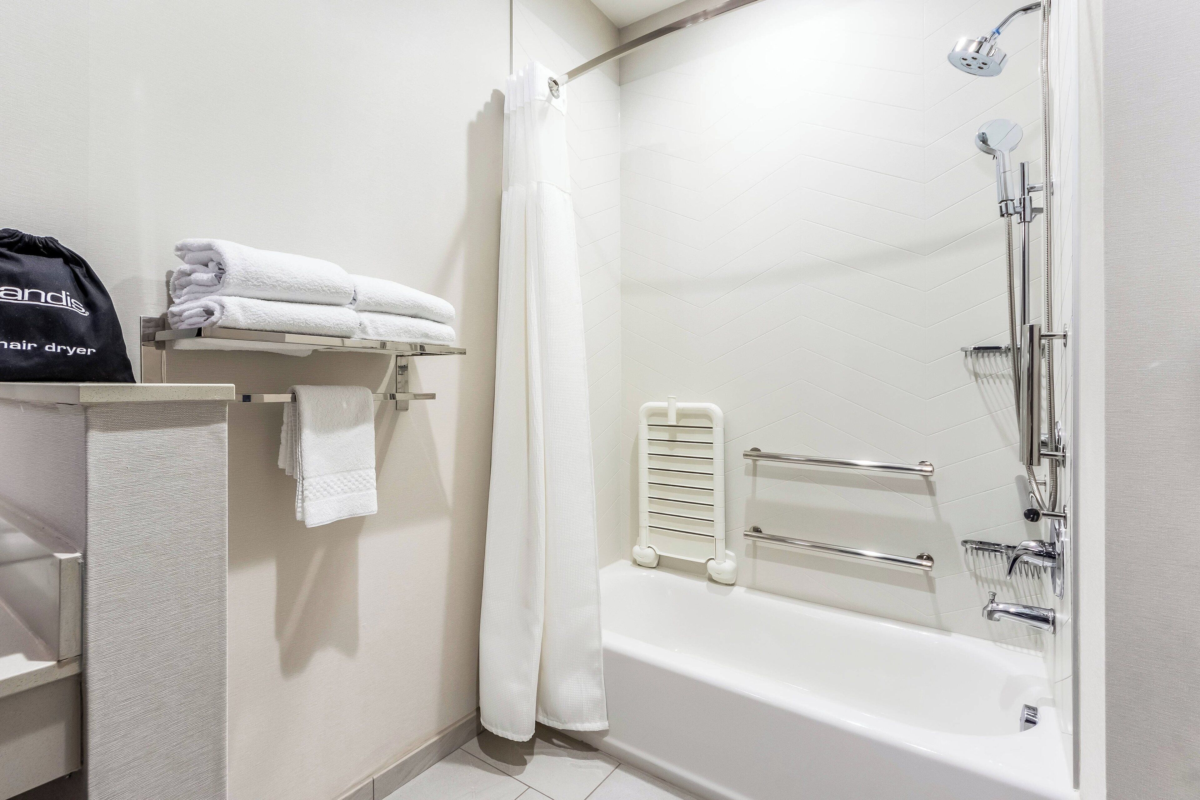 hydromassage showerhead, towels