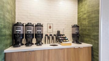 Una estación de café con varias máquinas de café y una exhibición de café.