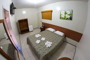 Minibar, desk, free WiFi, bed sheets - Hotel Poyares (Fortaleza)