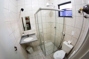 Shower, hair dryer, towels - Hotel Poyares (Fortaleza)