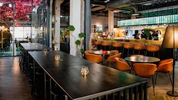 Bar (trong khuôn viên)