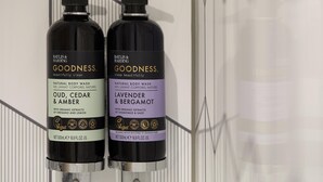 Duas embalagens de banho corporal Goodness da Baylis & Harding.