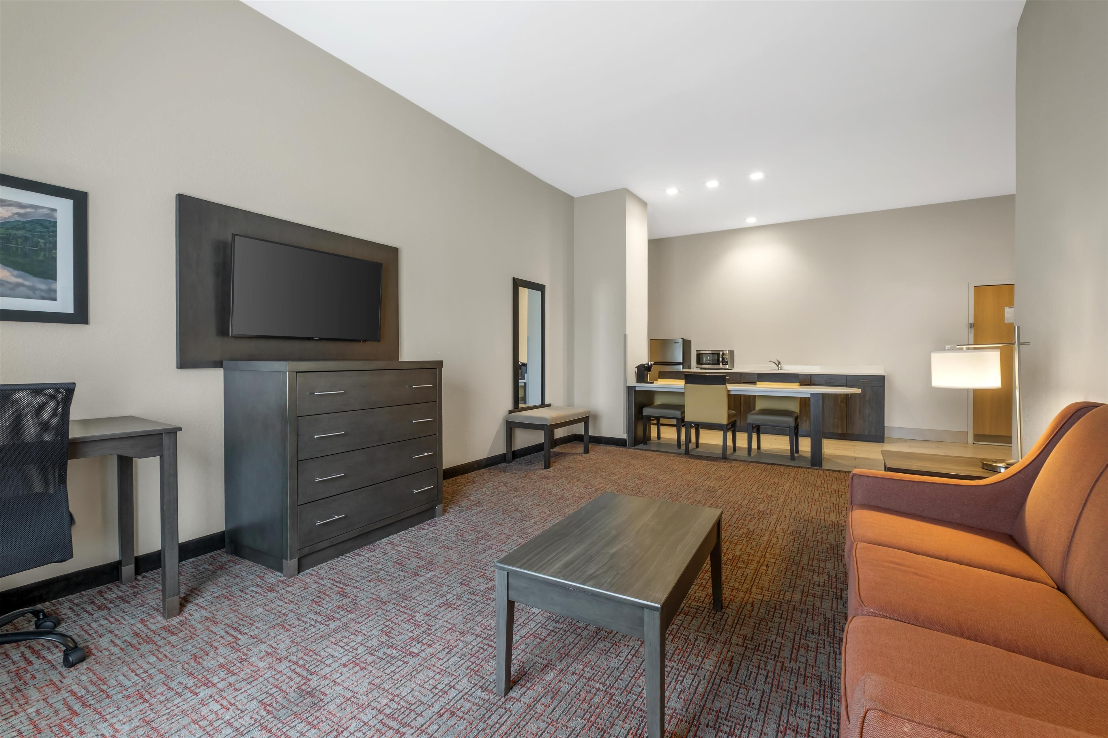 suite, 1 king bed, non smoking, refrigerator & microwave (with single sofabed) | 1 bedroom, premium bedding, down duvets, laptop workspace