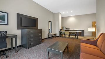 Suite, 1 cama King size, para no fumadores, refrigerador y microondas (with Single Sofabed) | Ropa de cama de alta calidad, edredón y escritorio