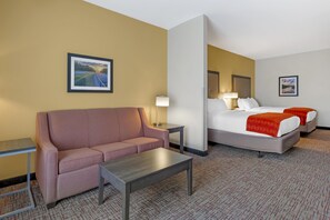 Premium bedding, down comforters, desk, laptop workspace - B/W Plus Elizabethtown Inn & Suites (Elizabethtown)