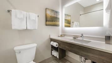 Standaard kamer, 2 queensize bedden, niet-roken, koelkast | Badkamer | Gratis toiletartikelen, een haardroger, handdoeken