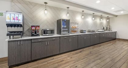 B/W Plus Elizabethtown Inn & Suites