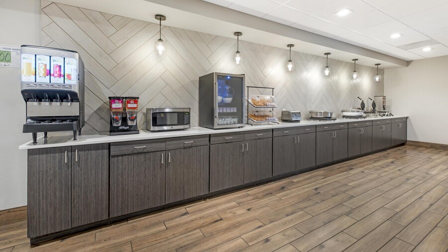 B/W Plus Elizabethtown Inn & Suites