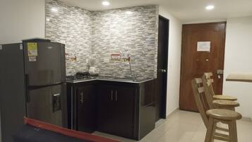 Standard Studio, 2 Double Beds (Apto 8B) | Private kitchen | Full-sized fridge, microwave, oven, cookware/dishes/utensils