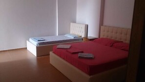 Caja de seguridad en la habitación y tabla de planchar con plancha 